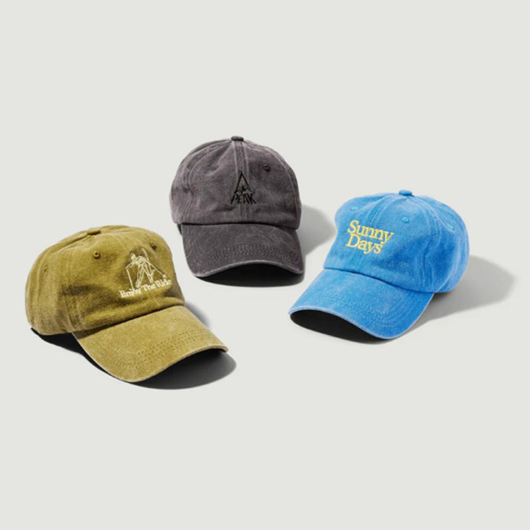 这是一个绣花棒球帽